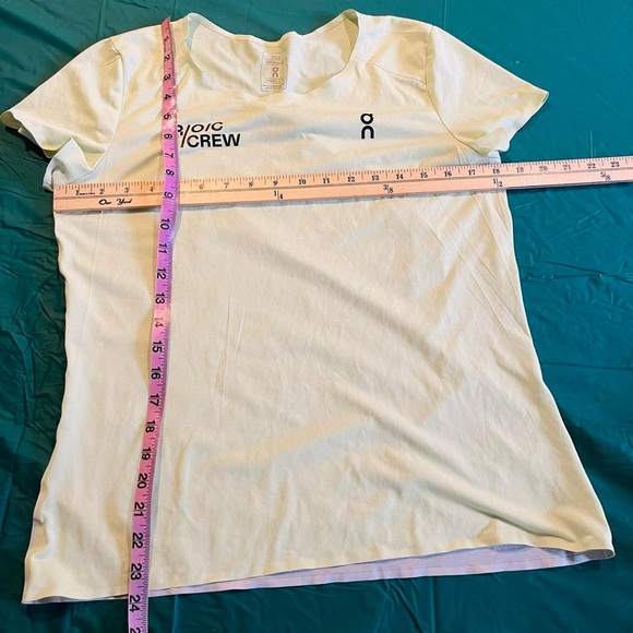 Women’s medium On Cloud performance t-shirt - Picture 7 of 7